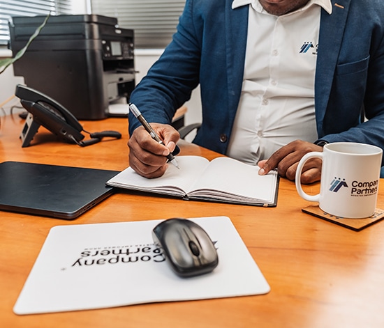 Consultant advising a customer on payroll system solutions.